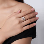 A Luxurious And Fashionable Minimalist Jewelry