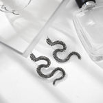 1 Pair Personalized Twisted Geometric Hip-hop Earrings For Women, Exaggerated Statement Snake-shaped Fashion Embossed Long Stud Earrings Trendy Ear Jewelry